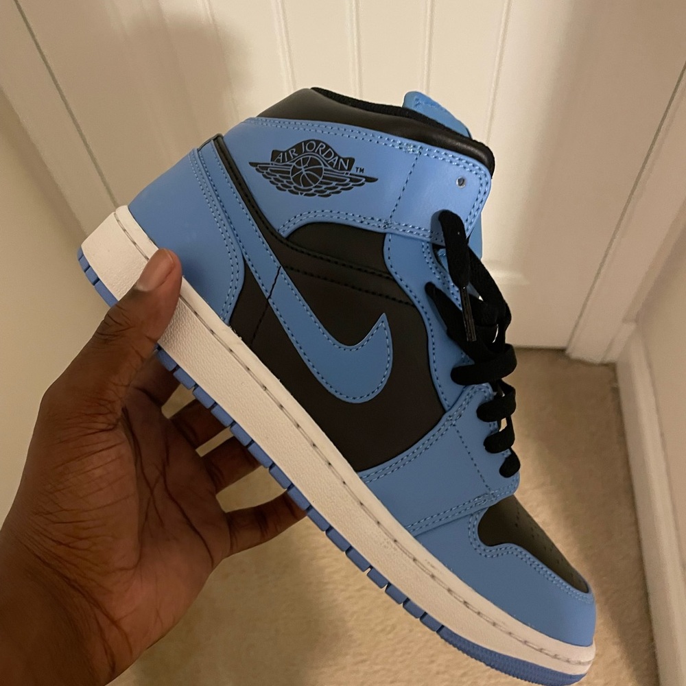 Selling these shoes for 80